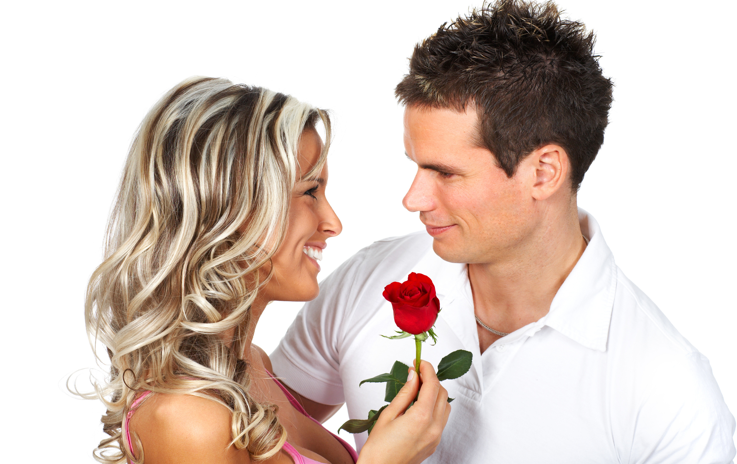 Couple d'amoureux avec une rose