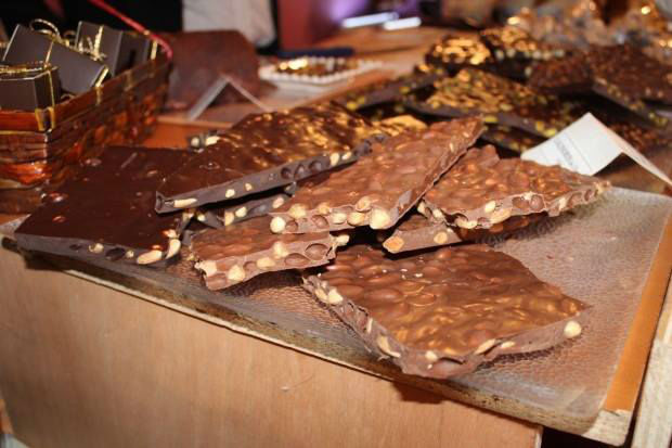 Tablettes de chocolat et noisettes
