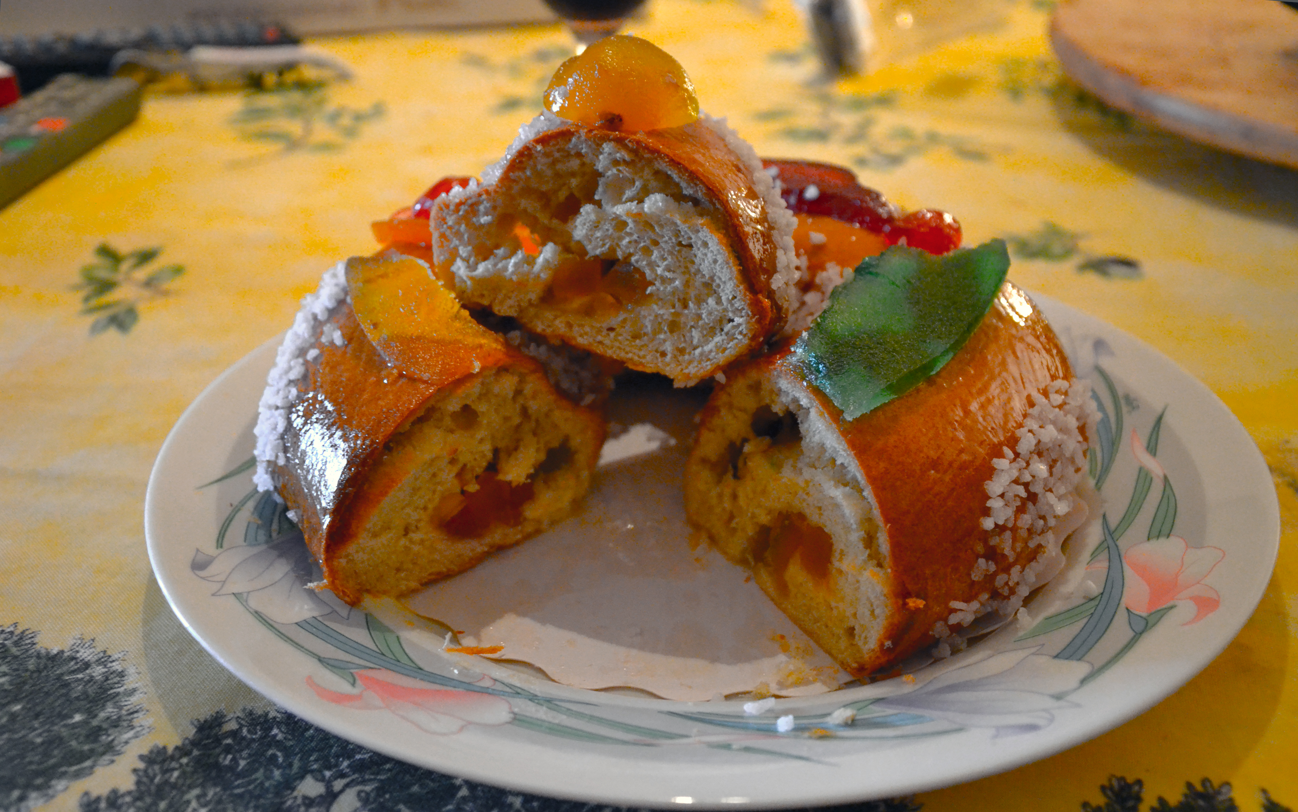 Une brioche aux fruits confits.