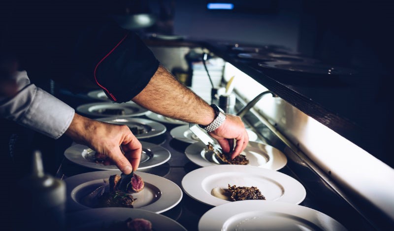le dressage des assiettes est un moment crucial dans la cuisine