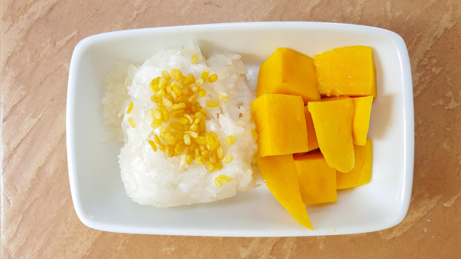Riz gluant au lait de coco et à la mangue