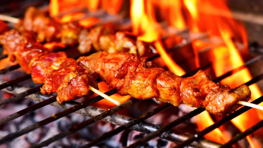 Brochettes d'agneau aux herbes et légumes grillés